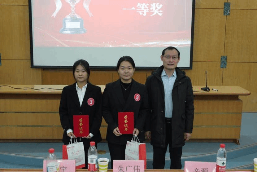 一群男人和女人站在电视前 AI 生成的内容可能不正确。