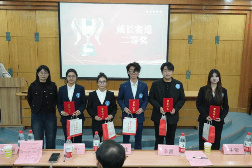 一群人站在桌子上 AI 生成的内容可能不正确。