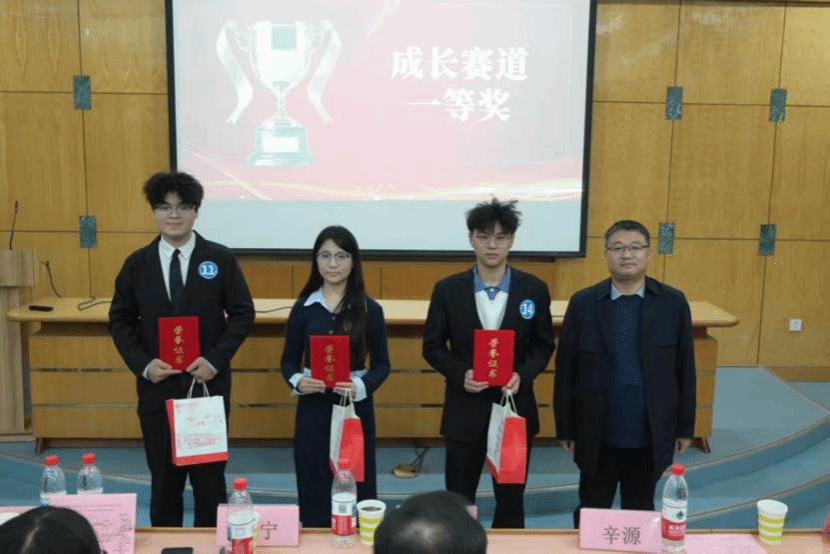 一群人站在台上 AI 生成的内容可能不正确。