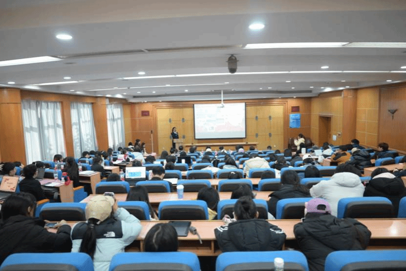 许多人在房间里 AI 生成的内容可能不正确。